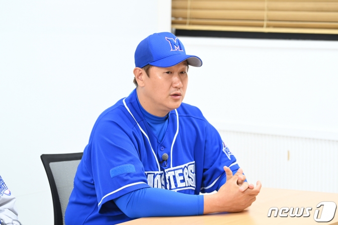 최강몬스터즈 이대호가 20일 오전 서울 송파구 잠실야구장에서 최강몬스터즈와 두산베어스와의 이벤트 경기에 앞서 인터뷰를 하고 있다. 2022.11.20/뉴스1 ⓒ News1 이승배 기자