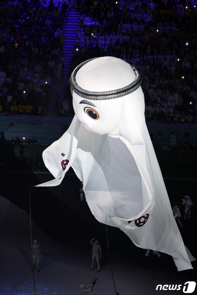 [사진] 비상하는 카타르 월드컵 마스코트 '라이브'