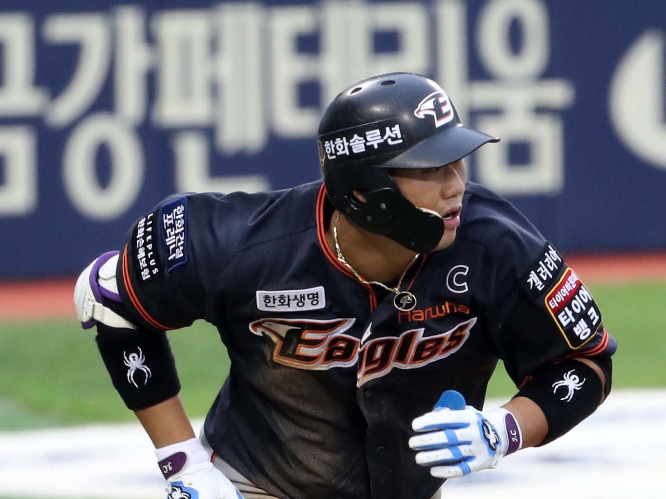 KBO 한화 이글스 '캡틴' 하주석이 음주운전 혐의가 적발돼 면허 정지 처분을 받았다. 사진은 지난해 8월 서울 송파구 잠실야구장에서 열린 KBO 리그 경기에서 만루홈런을 날린 후 홈으로 향하는 하주석. /사진=뉴시스