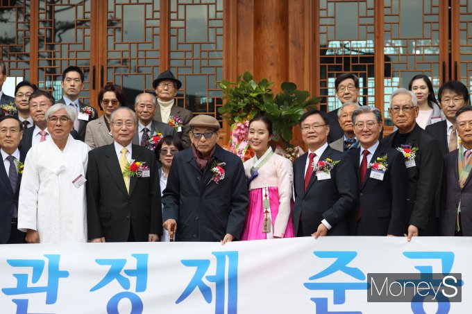 이종환 관정이종환교육재단 명예 이사장 상수연 축하와 관정재(冠廷齋) 준공식 행사에 참석한 내빈들이 기념촬영을 하고 있다. /머니S 임승제 기자