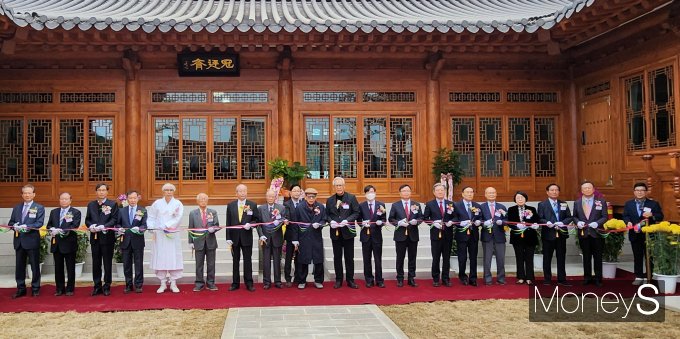 이종환 관정이종환교육재단 명예 이사장 상수연 축하와 관정재(冠廷齋) 준공식에서 참석자들이 테이프 커팅을 하고 있다. /머니S 임승제 기자