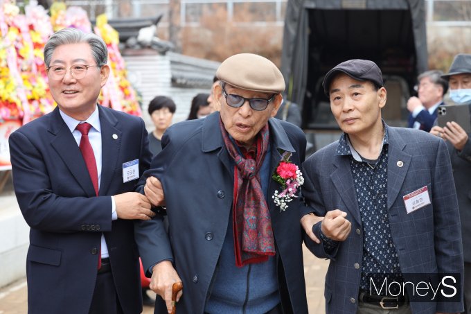 오태완 의령군수가 20일 이종환 명예회장의 상수연 축하행사가 끝난 뒤 이 회장을 부축해 이날 준공식을 가진 관정재(冠廷齋)와 생가를 둘러보고 있다. /머니S 임승제 기자