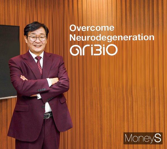 정재준 아리바이오 대표이사가 국산 치매 치료 신약후보물질 AR1001의 미국 임상 3상에 도전한다. 정 대표가 아리바이오 본사에서 포즈를 취하고 있다./사진=장동규 기자