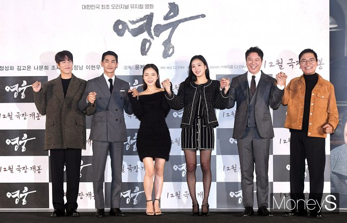 손을 맞잡고 포즈를 취하는 배우 이현우, 배정남, 박진주, 김고은, 정성화, 조재윤./사진=장동규 기자