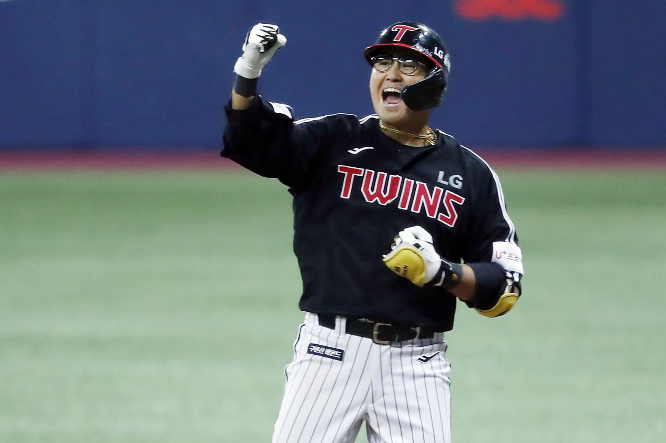 KBO리그 한화 이글스가 채은성을 총액 90억원에 영입하며 외야 보강에 성공했다. 사진은 지난달 28일 서울 구로구 고척스카이돔에서 열린 2022 KBO 포스트시즌 플레이오프 4차전에서 채은성이 적시타를 친 뒤 환호하는 모습. /사진=뉴시스