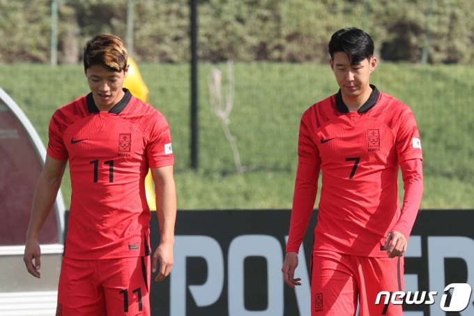 대한민국 축구대표팀 캡틴 손흥민과 황희찬이 16일 오전(현지시간) 카타르 도하 알 에글라 트레이닝센터에서 가진 훈련에 앞서 단체사진촬영을 위해 이동하고 있다. 2022.11.16/뉴스1 ⓒ News1 이광호 기자