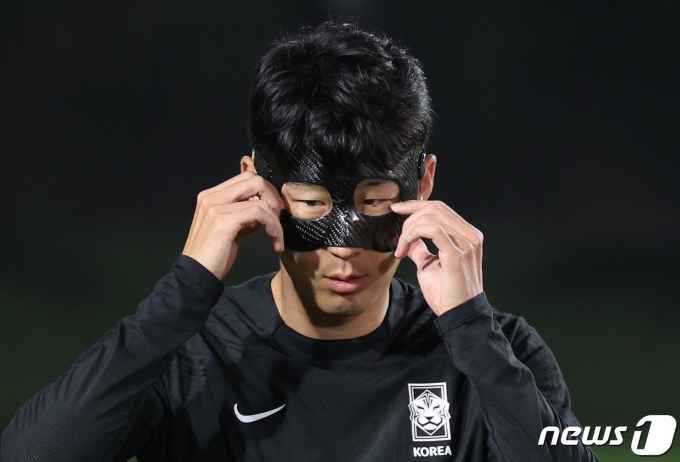 파울루 벤투 감독이 이끄는 대한민국 축구대표팀의 주장 손흥민이 22일 오후(현지시간) 카타르 도하 알에글라 트레이닝센터에서 가진 훈련에서 안면 보호대를 만지고 있다. 2022.11.22/뉴스1 ⓒ News1 이광호 기자