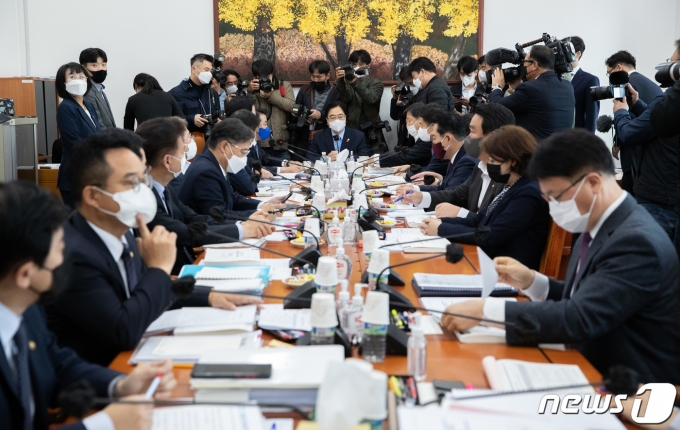 우원식 국회 예결위원회 위원장이 17일 오전 서울 여의도 국회에서 열린 제400회 국회(정기회) 예산결산특별위원회 예산안 등 조정 소위원회에서 발언을 하고 있다. 2022.11.17/뉴스1 ⓒ News1 이재명 기자