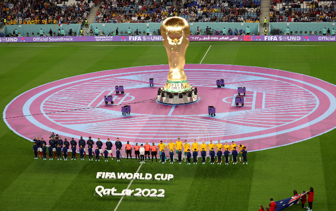 2022 국제축구연맹(FIFA) 카타르월드컵 본선 진출 32개국이 조별예선 1차전을  모두 치렀다. 사진은 카타르 알 와크라 알자누브 스타디움에 월드컵 트로피 모형이 전시된 모습. /사진=로이터
