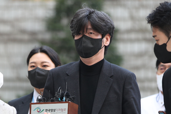 남욱 변호사가 김만배씨 등 대장동 일당의 재판에 출석해 이재명 더불어 민주당 대표의 지분의 용도에 대해 밝혔다. 사진은 25일 서울 서초구 서울중앙지법에서 열린 대장동 개발 사업 로비·특혜 의혹 관련 1심 속행 공판에 출석하고 있는 남 변호사. /사진=뉴스1(공동취재단)