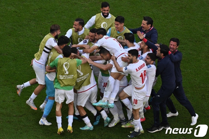 기뻐하는 이란 축구대표팀 선수단. ⓒ AFP=뉴스1
