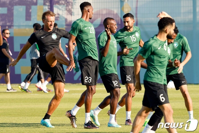 훈련 중인 사우디아라비아 대표팀 ⓒ AFP=뉴스1