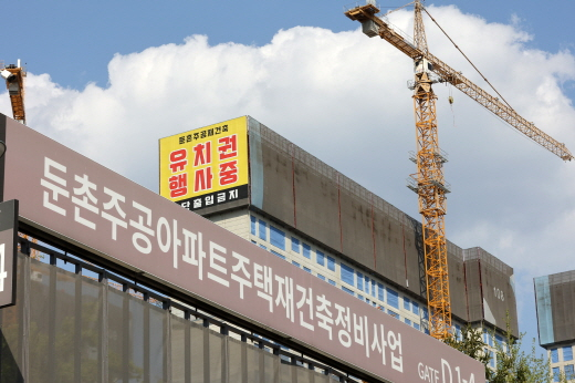 둔촌주공은 지난 25일 입주자 모집공고를 통해 특별공급을 시작으로 총 1만2032가구 중 4786가구를 일반 분양한다고 밝혔다. /사진=뉴시스