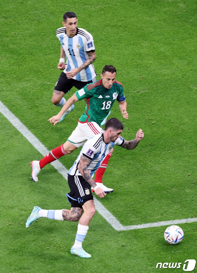 [사진] 수비 몰고다니는 아르헨티나 데 파울