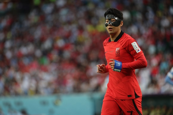  2022 카타르월드컵 우루과이와의 첫 경기 중 계속 벗겨진 대한민국 축구대표팀 주장 손흥민의 완장이 교체된다. 사진은 손흥민이 2022 카타르월드컵 조별리그 H조 1차전 우루과이와의 경기에 나선 모습. /사진=뉴스1 