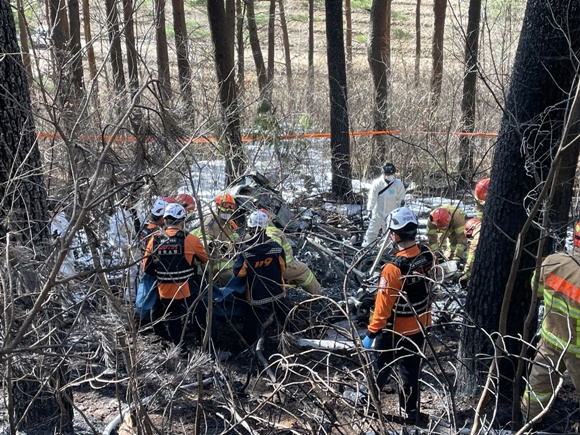 27일 강원 양양군 현북면 명주사 인근에서 추락한 헬기 1대에 탑승했던 기장과 정비사가 사망했다. 사진은 이날 소방당국이 화재 진화를 마친 뒤 추락 현장을 조사하고 있는 모습. /사진=뉴스1