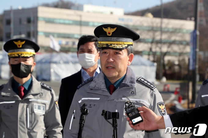 윤희근 경찰청장이 27일 오전 경기 의왕ICD에서 민주노총 공공운수노조 화물연대본부(화물연대)의 집단운송거부(총파업) 상황 점검 전 취재진 질문에 답하고 있다. 2022.11.27/뉴스1 ⓒ News1 황기선 기자