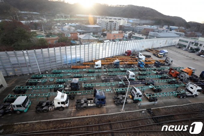 민주노총 공공운수노조 화물연대본부(화물연대)의 집단운송거부(총파업)가 나흘째 이어진 27일 오전 경기 의왕ICD에 적막감이 감돌고 있다.  2022.11.27/뉴스1 ⓒ News1 황기선 기자