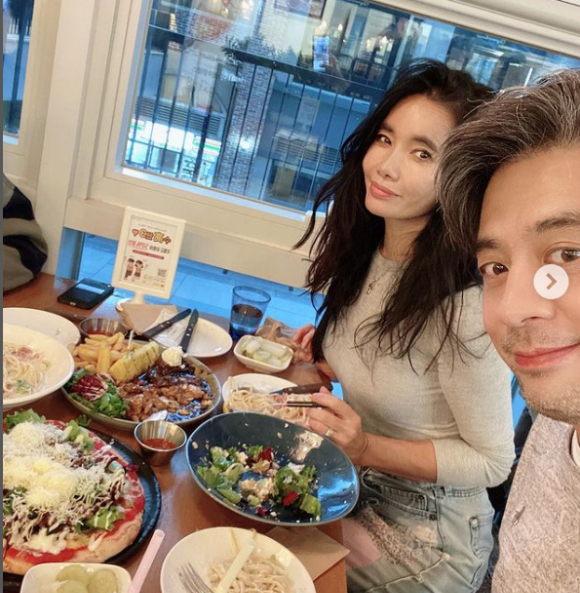 배우 권오중의 아내 엄윤경씨가 가족들과의 오붓한 일상을 소개했다. /사진=엄윤경 인스타그램 