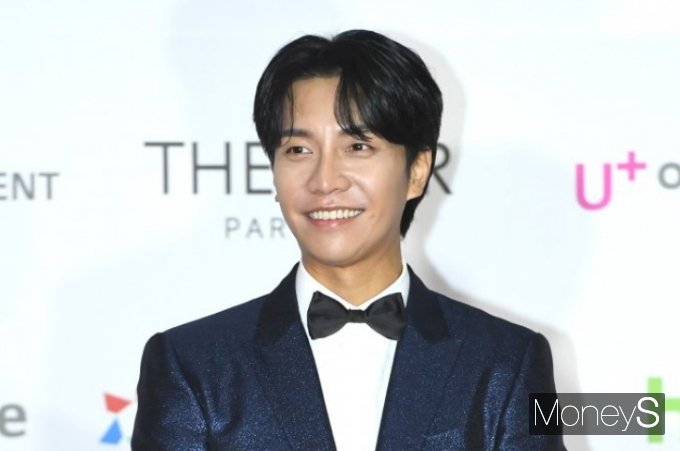 가수 겸 배우 이승기가 18년 간 음원 정산을 단 한푼도 받지 못했다는 의혹이 제기된 가운데 현재 이승기의 상황이 결코 유리하지 않다는 의견이 제기됐다. 사진은 지난해 12월 서울 강서구 화곡동 KBS아레나에서 열린 2021 아시아아티스트어워즈(2021 Asia Artist Awards, 이하 2021AAA) 시상식 레드카펫 행사에 참석한 가수 이승기. /사진=장동규 기자