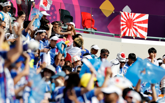 일본이 전범 상징인 욱일기를 내건 것에 반발하는 것은 한국과 국제축구연맹(FIFA) 뿐이라며 불평하고 있다. 사진은 지난 27일(한국시각) 카타르 알라이얀 아흐마드 빈 알리 스타디움 일본 관중석에 걸린 욱일기. /사진=로이터