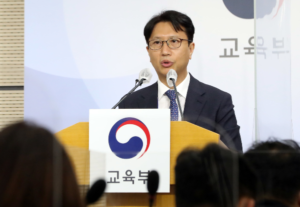 29일 2023학년도 대학수학능력시험의 이의신청 심사 결과와 확정 답안이 공개된다. 사진은 지난 17일 세종시 정부세종청사에서 수능 출제방향을 설명한 뒤 취재진의 질문에 답변하는 이규민 한국교육과정평가원장. /사진=뉴스1