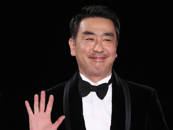 배우 류승룡이 2022 카타르월드컵 가나전의 주심 앤서니 테일러에게 분노의 댓글을 남겼다. 사진은 지난 2019년 11월21일 인천 중구 운서동 파라다이스시티에서 열린 '제 40회 청룡영화상' 레드카펫 행사에 참석한 류승룡. /사진=뉴스1