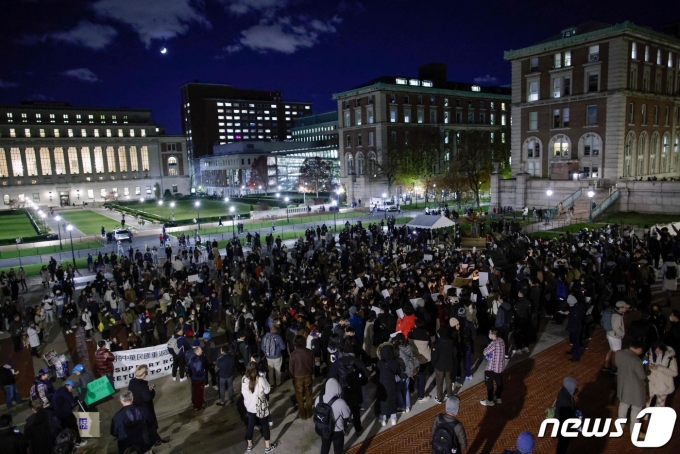 28일(현지시간) 미국 뉴욕에 있는 콜롬비아 대학에서 중국의 봉쇄 반대 시위에 대한 지지 시위가 열렸다. 중국의 시위는 지난 24일 신장 우루무치에서 발생한 아파트 화재로 촉발됐다. 정부의 제로 코로나 조치로 아파트가 봉쇄돼 화재 진압이 늦어졌다는 주장이 화근이었다. 이후 베이징, 광저우, 청두에 이르기까지 중국 전역으로 확산된 이번 시위에서 일부는 언론의 자유, 민주주의, 법치주의, 인권 등을 요구하는 목소리를 냈다. ⓒ AFP=뉴스1 ⓒ News1 최종일 기자