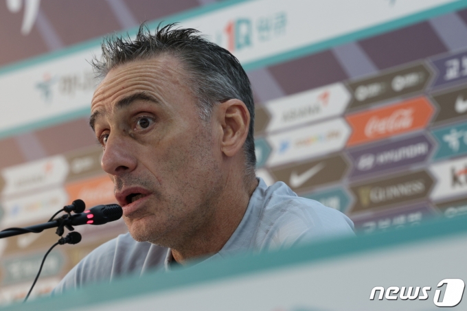 [사진] 포르투갈 전 앞두고 기자회견 갖는 벤투 감독
