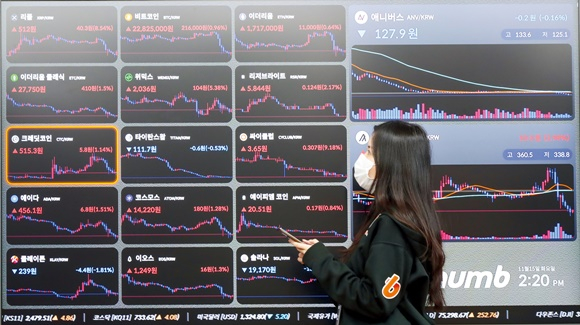암호화폐 거래소인 FTX 파산 여파가 계속되는 가운데 지난 11월15일 오후 서울 서초구 빗썸 고객지원센터 전광판에 비트코인 등 가상화폐 시세가 나오고 있다. /사진=뉴시스