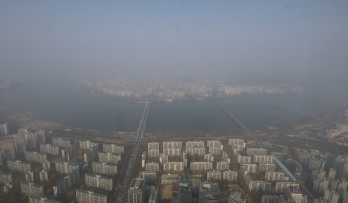 서울시가 1일부터 내년 3월31일까지 미세먼지 집중 관리에 나서면서 서울 전역 5등급 차량의 운행이 전면 제한될 예정이다. 사진은 9개월 만에 초미세먼지 주의보가 발령된 지난 10일 서울 도심 풍경. /사진=뉴스1