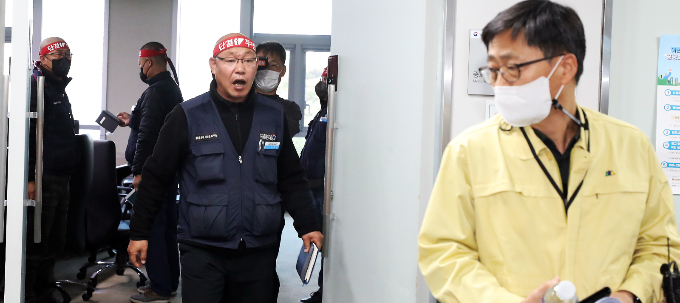 정부와 민주노총 공공운수노조 화물연대본부(화물연대)가 지난 30일 2차 협상에 실패했다. 사진은 이날 2차 협상이 종료된 후 회의장을 떠나 언론 브리핑을 하는 구헌상 국토교통부 물류정책관(오른쪽)과 회의 진행을 요구하는 화물연대 집행부. /사진=뉴스1