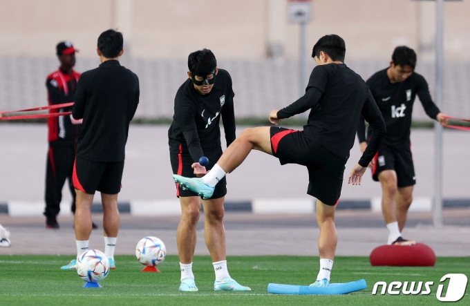 대한민국 축구대표팀 손흥민과 이강인이 30일 오후(현지시간) 카타르 도하 알에글라 트레이닝센터에서 훈련을 하고 있다. 2022.11.30/뉴스1 ⓒ News1 이동해 기자