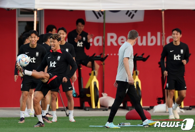 대한민국 축구대표팀 황희찬 등이 30일 오후(현지시간) 카타르 도하 알에글라 트레이닝센터에서 훈련을 하고 있다. 2022.11.30/뉴스1 ⓒ News1 이동해 기자