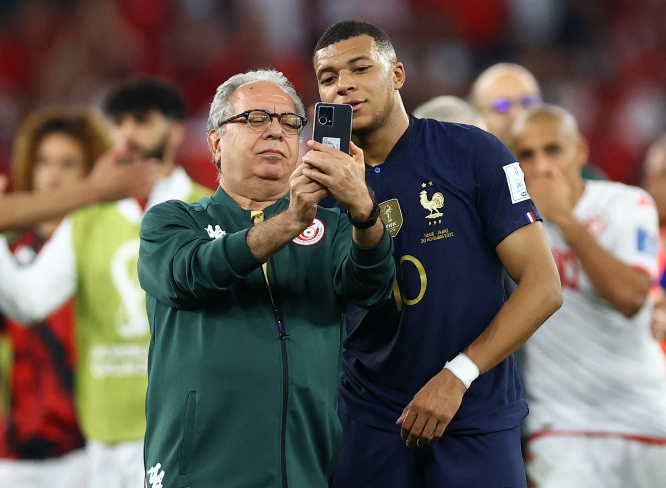 카타르월드컵 우승후보 프랑스와 아르헨티나가 나란히 16강 진출에 성공했다. 사진은 1일(한국시각) 프랑스와 튀니지 경기 직후 킬리안 음바페가 튀니지 코칭스태프와 사진을 찍는 모습. /사진=로이터