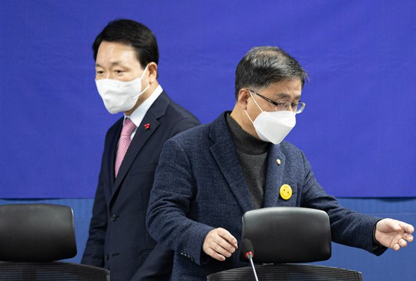 여·야가 1일 '3+3 정책협의체' 첫 회의를 진행했다. 사진은 이날 서울 여의도 국회에서 해당 협의체 첫 회의에 참석한 성일종 국민의힘 정책위의장(왼쪽)과 김성환 더불어민주당 정책위의장. /사진=뉴스1