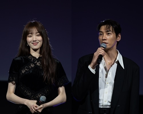 '사랑이라 말해요' 김영광과 이성경이 서로 호흡을 맞추며 사랑을 느꼈던 순간에 대해 이야기했다. 1일(현지시각) 싱가포르 마리나 베이 샌즈에서 '디즈니 콘텐츠 쇼케이스 2022'가 개최됐다. /사진=월트디즈니컴퍼니코리아 제공
