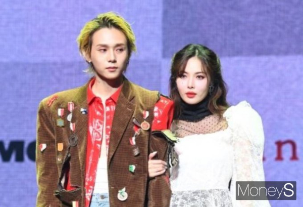 가수 던이 허위사실을 유포하는 자들에게 고소하겠다며 분노했다. 사진은 지난 2019년 서울 용산구 한남동 블루스퀘어 아이마켓홀에서 열린 쇼케이스 무대에 오른 던과 현아. /사진=장동규 기자
