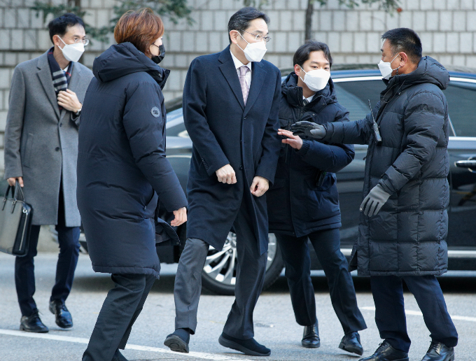 이재용 삼성전자 회장이 1일 오전 재판에 출석하던 중 방송인 이매리씨가 던진 계란에 맞을 뻔 했다. 사진은 계란을 피하는 이 회장. /사진=뉴스1