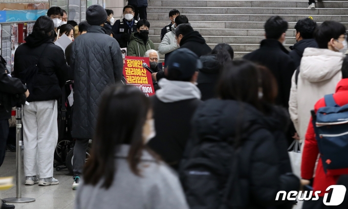 전국장애인차별철폐연대 회원들이 11월30일 오전 서울 용산구 4호선 삼각지역 승강장에서 장애인 권리 예산과 이동권 보장 등을 촉구하며 삭발식을 하고 있다. 2022.11.30/뉴스1 ⓒ News1 김진환 기자