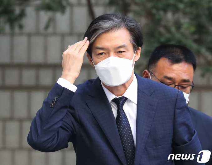 자녀 입시비리 및 감찰 무마 의혹을 받는 조국 전 법무부 장관이 18일 오전 서울 서초구 서울중앙지방법원에서 열린 1심 속행공판에 출석하고 있다. 2022.11.18/뉴스1 ⓒ News1 송원영 기자
