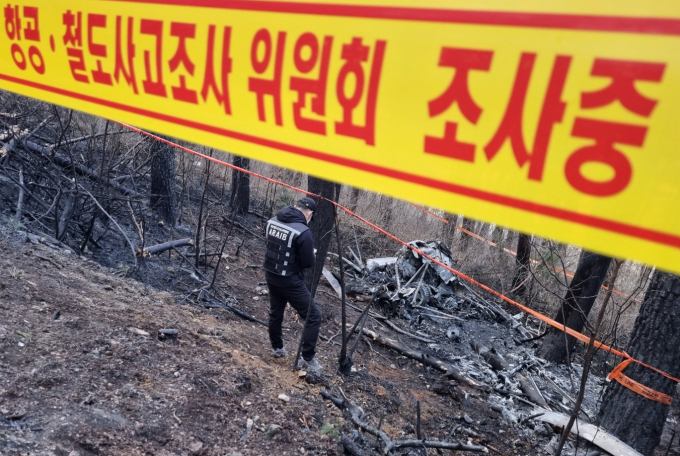 지난달 27일 강원 양양군에서 헬기 추락 사고로 숨진 여성 2명의 신원이 확인됐다. 사진은 국토교통부 산하 항공철도사고조사위원회 관계자들이 지난달 28일 헬기 추락 사고 현장을 조사하는 모습. /사진=뉴스1