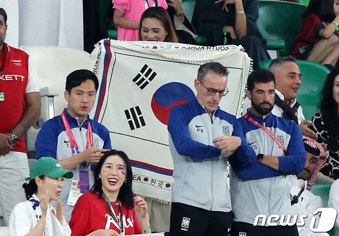 [사진] 시계 확인하는 벤투 감독