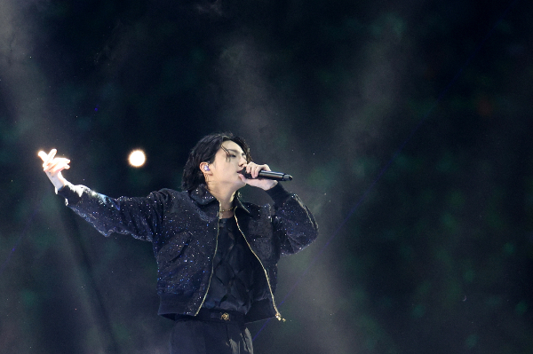 방탄소년단 정국이 부른 월드컵 송 '드리머스'가 멜론 차트를 역주행하고 있다. 사진은 지난 20일(현지시각) 카타르 알코르 알베이트 스타디움에서 열린 2022 카타르월드컵 개막식에서 월드컵 공식 사운드트랙 '드리머스' 무대를 선보인 정국. /사진=뉴스1