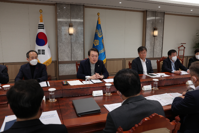 윤석열 대통령이 지난 4일 용산 대통령실 청사에서 화물연대 집단 운송거부 관련 관계 장관 대책회의를 주재하고 있다. /사진=뉴스1(대통령실 제공)
