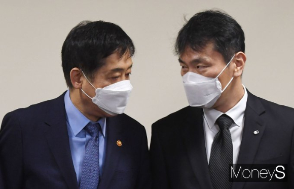 김주현 금융위원회 위원장과 이복현 금융감독원장이 지난달 28일 오전 서울 중구 은행회관에서 열린 비상거시경제금융회의에서 대화를 하는 모습./사진=임한별 기자