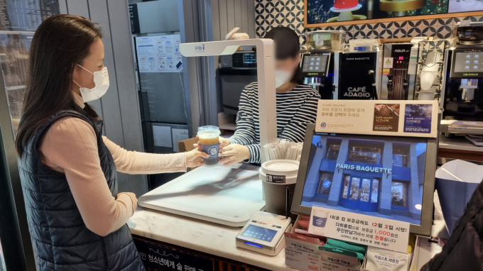 한국공항공사가 제주공항 파리바게뜨에 국내 공항 최초 다회용 컵 전용 카페를 열었다. 사진은 제주공항 파리바게뜨 매장에서 테이크아웃 고객이 다회용 컵에 주문한 음료를 받던 모습. /사진=한국공항공사