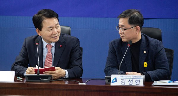 여·야 '2+2 협의체'가 5일 내년도 예산안과 관련해 협의한 가운데 신경전을 펼쳤다. 사진은 이날 서울 여의도 국회 의원회관에서 열린 해당 협의체 회의에서 대화를 나누는 성일종 국민의힘 정책위의장(왼쪽)과 김성환 더불어민주당 정책위의장. /사진=뉴스1
