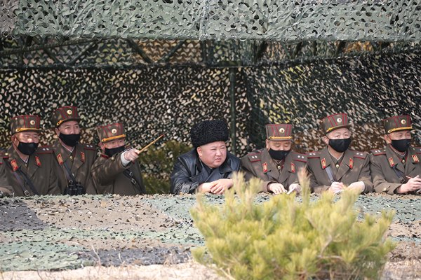 북한이 5일 오후 2시59분쯤부터 북한 강원도 금강군 일대와 황해남도 장산곶 일대에서 동·서해상으로 방사포 추정 포탄 총 130여발을 발사했다. 사진은 지난 2020년 3월12일 노동당 기관지 노동신문이 공개한 조선인민군 제7군단과 제9군단 관하 포병부대들의 포사격 대항 경기를 지도하는 김정은 노동당 총비서. /사진=뉴스1(노동신문 제공)
