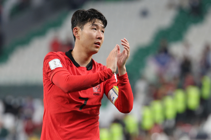 2026년 월드컵 본선 진출국이 48개국으로 늘어난다. 이에 조별리그 진행 방식 변화가 불가피해졌다. 사진은 한국 축구대표팀 주장 손흥민이 포르투갈과 경기에서 승리 후 관중석을 향해 박수를 보내고 있다. /사진= 뉴스1